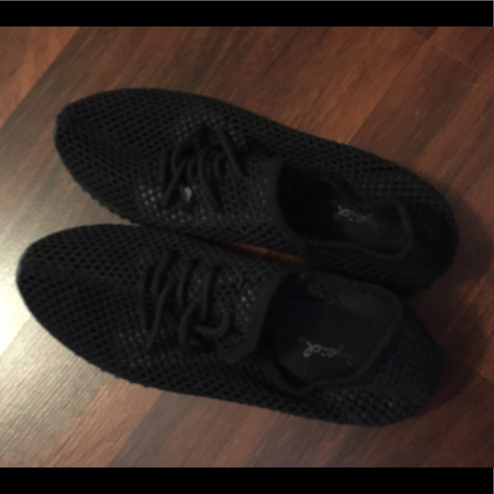 Mesh sneakers